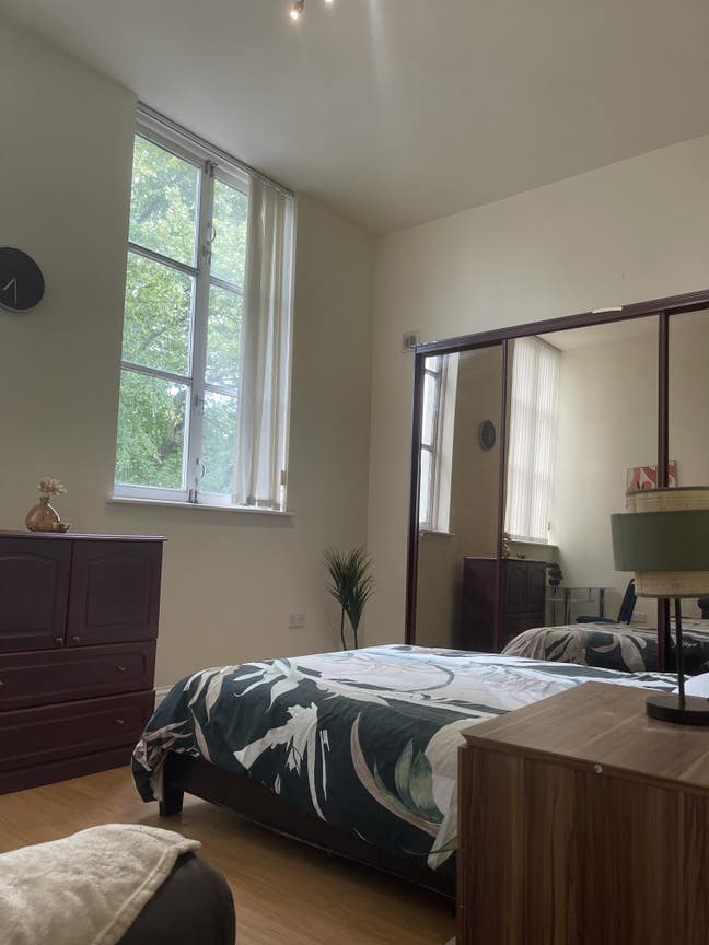 Spacious 3 bed flat for rent - comes with a piano! Main Photo