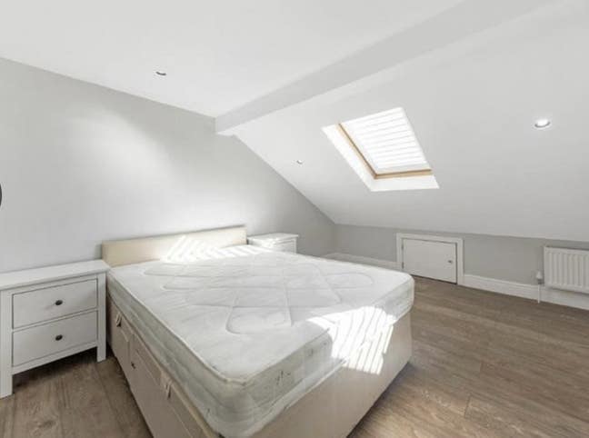 Large En-suite room available with garden Main Photo