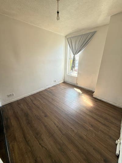 Spacious 1-Bedroom Flat Available Main Photo
