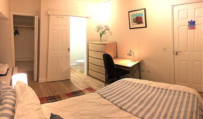 Double ensuite room between town centre & hospital Main Photo