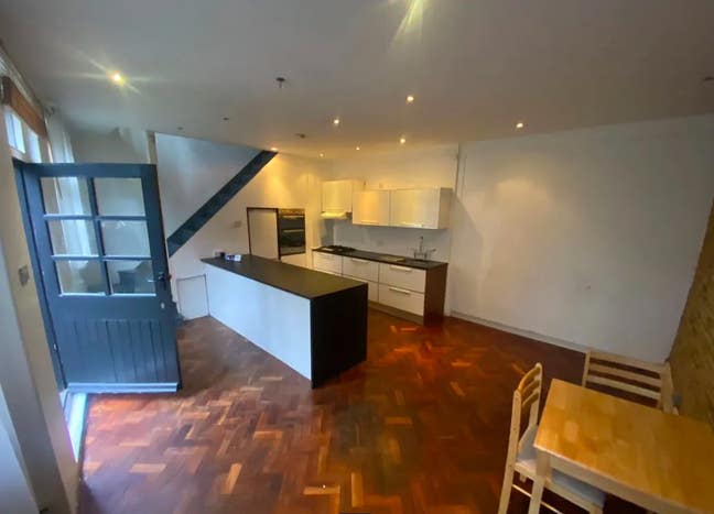 Stylish Split-Level Flat with courtyard access Main Photo