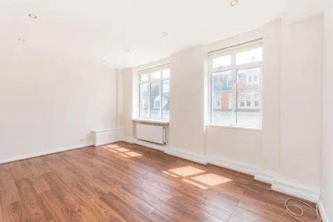 2 Bedroom Flat Next to Warren Street Station  Main Photo