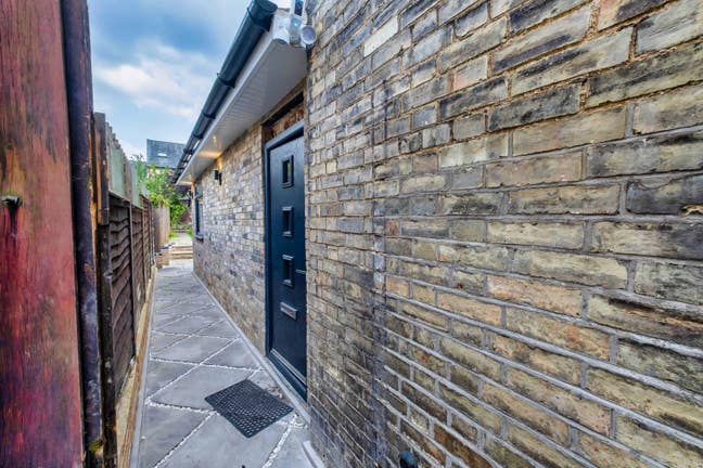 Room in a luxury house Main Photo