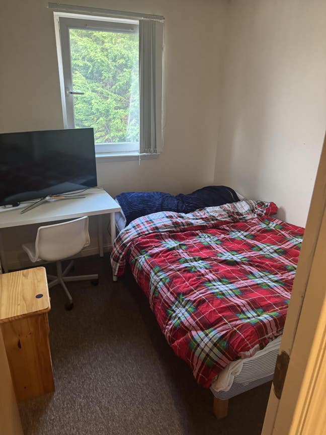 Room available in 5-bedroom Town house  Main Photo