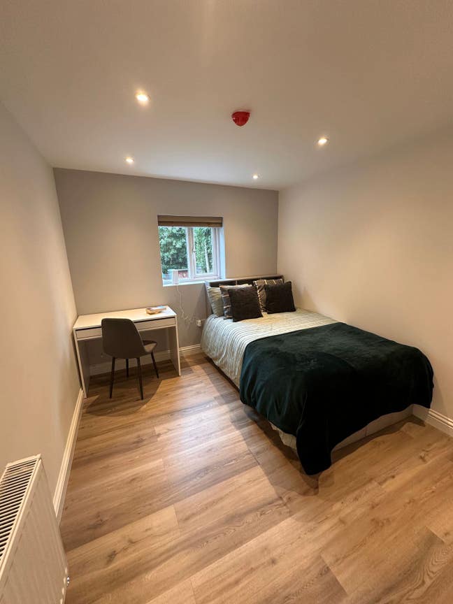 En-Suite in Barnet for a Working Professional Main Photo