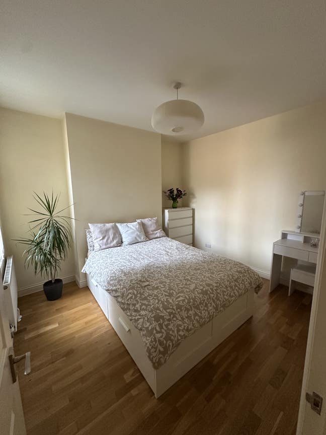 Mon-Fri Let Double Room  Main Photo
