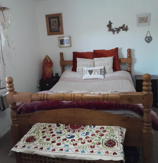 Double room in beautiful spiritual cottage flat. Main Photo