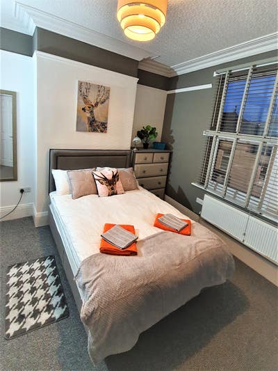 Double ensuite in refurbished spacious house Main Photo