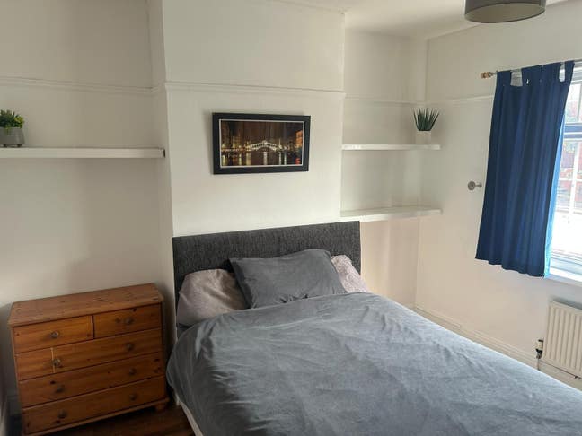 Double room available in 3 bed semi Main Photo