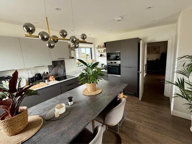 Modern 2 bed flat, avail 6 months, bills included  Main Photo