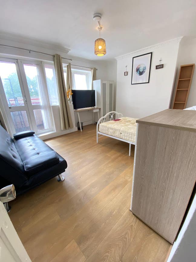 With Balcony I  Limehouse I Westferry I Mile End  Main Photo