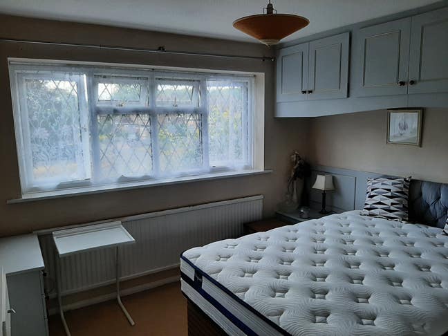 Large double room + en suite in Chineham. Main Photo