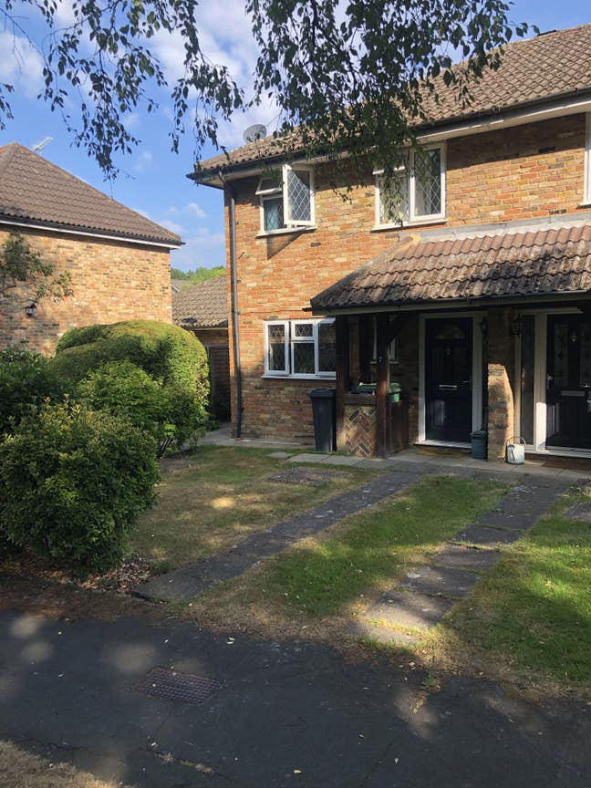 Double Room in Peaceful Windlesham Home - M3J3 Main Photo