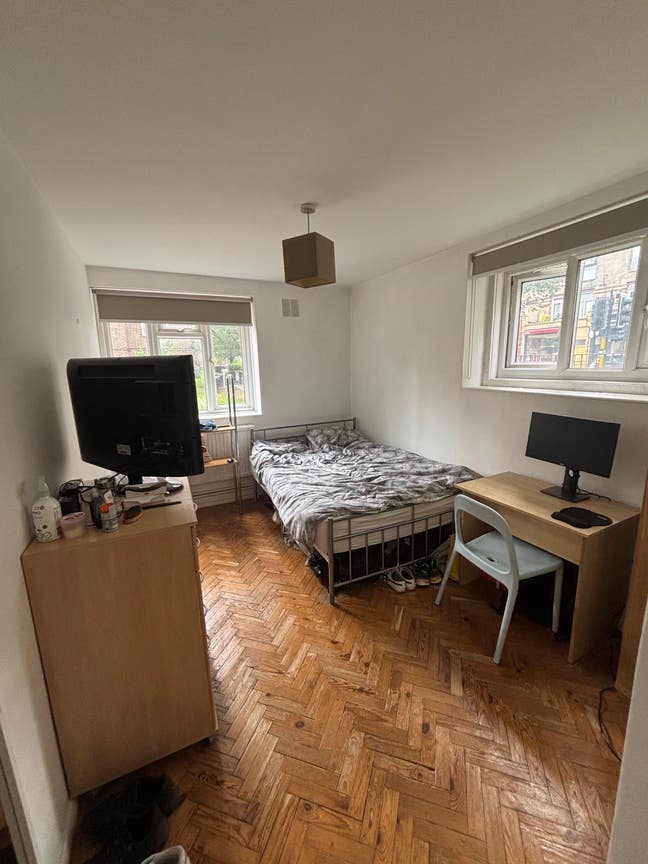 Bright Double Room in Friendly Flat  Main Photo