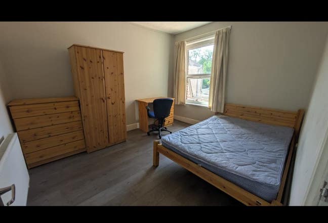 1 room available in 5 bedroom house  Main Photo