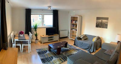 Lovely room in large furnished flat with pool/gym  Main Photo