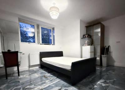 Exclusive studio apartment 5 mins Elizabeth Line Main Photo
