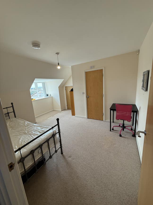 Room to rent Main Photo
