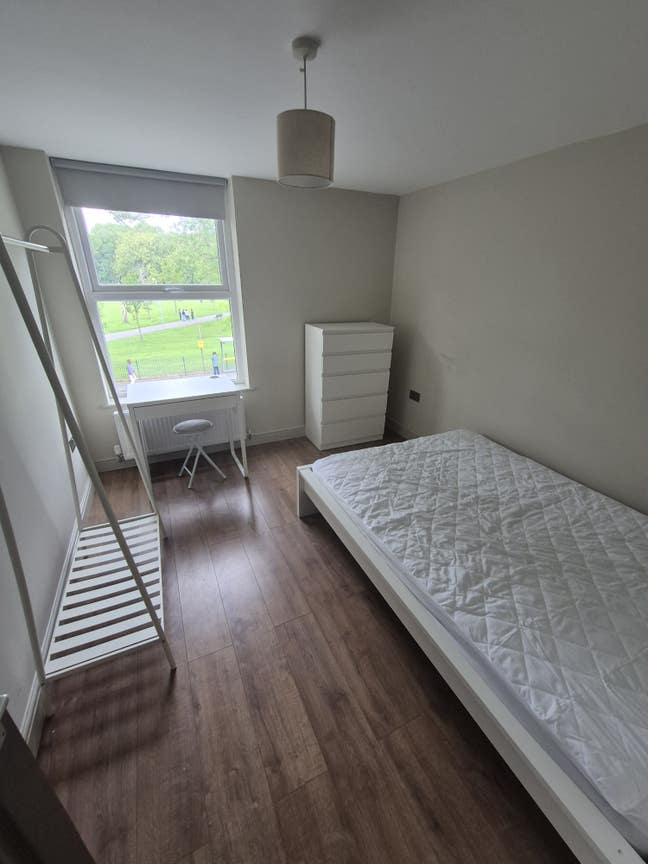£700 Large Double Room by Whitworth Park (STUDENT) Main Photo