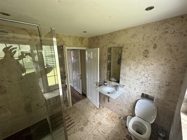 Self contained kitchen, bathroom, living room Main Photo