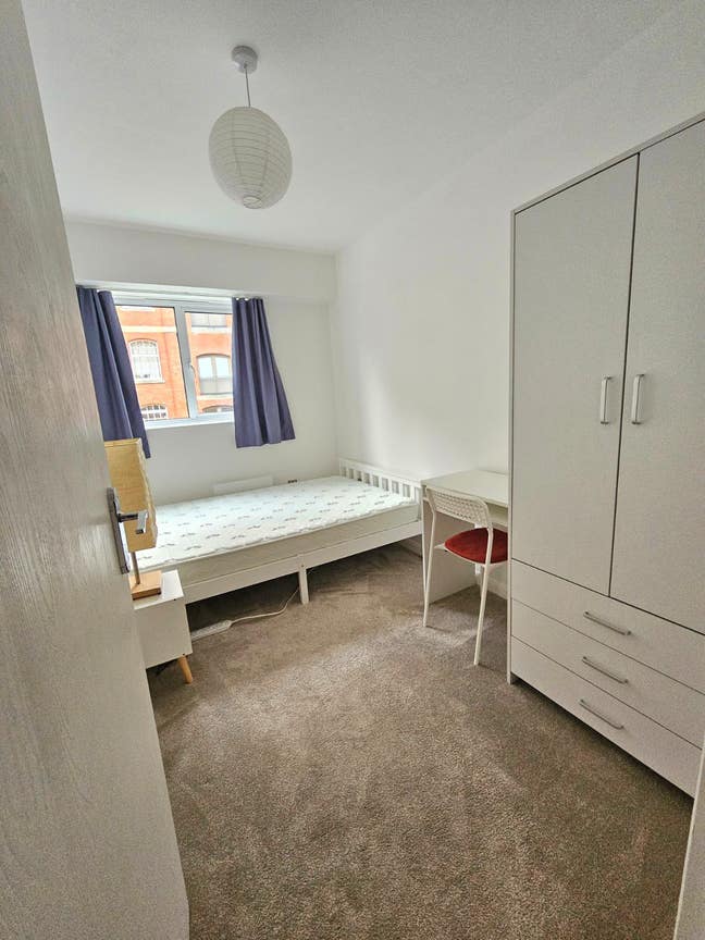 Small double room available (short term allowed) Main Photo