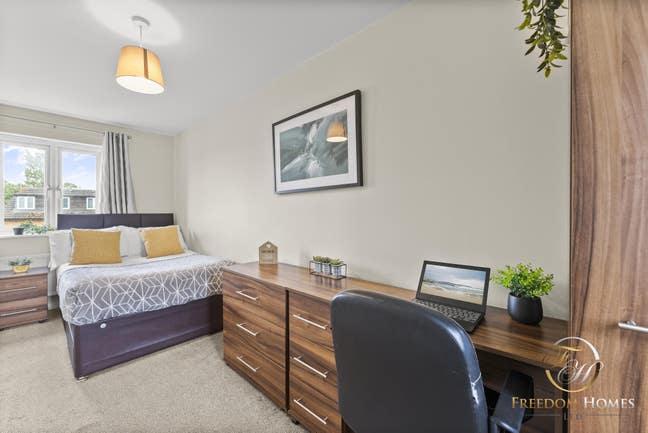 Striking Ensuite Room - Four Chimneys Crescent, Ha Main Photo