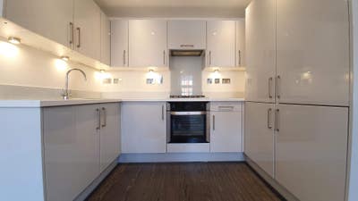 Spacious & Bright 2-bedroom Flat Main Photo