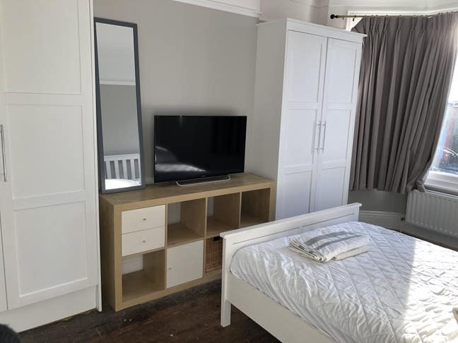 Large doiuble room next to New Malden High Street Main Photo