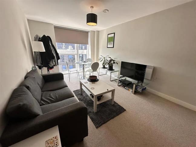 Looking for female flatmate to move in MCR flat  Main Photo