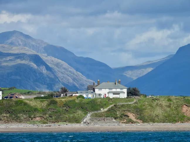 Clean  Modern Seafront Property Main Photo