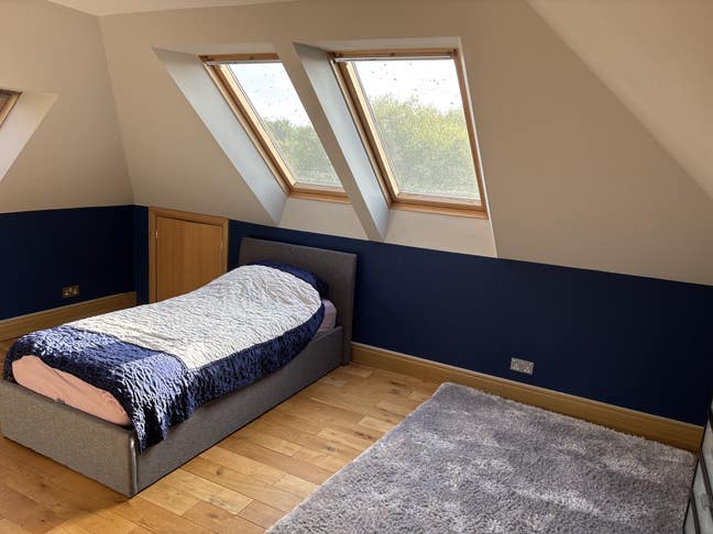 Large modern en-suite loft room Main Photo