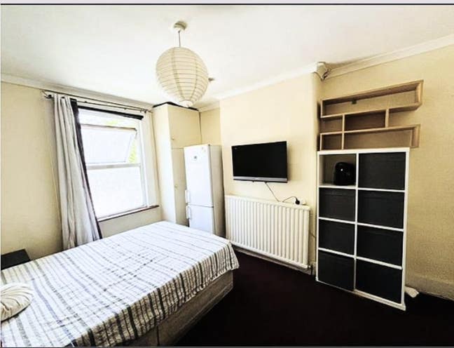 Huge Double Room 5 Min Walk to Picadilly Line!! Main Photo