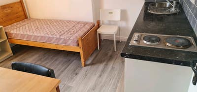 Bedsit Unit / Studio on  High Street. Main Photo