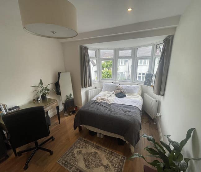 Bright Sunny Room In House With Garden  Main Photo