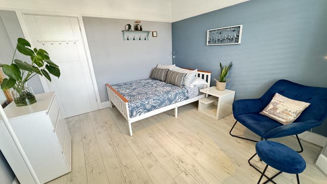 Large bedroom, stunning, spacious home & garden Main Photo