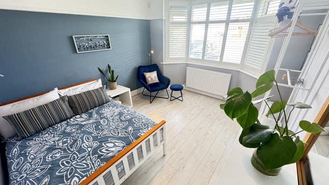 Large bedroom in beautiful, modern clean home. Main Photo