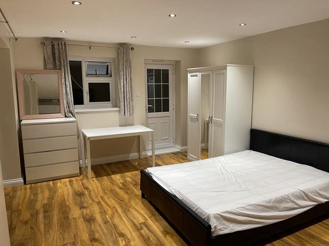 Studio Flat - EnSuite & Kitchen - private entrance Main Photo