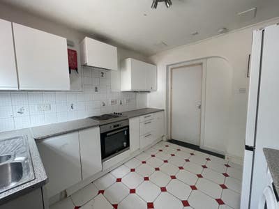 En-Suite Single Bedroom to Let.  Main Photo