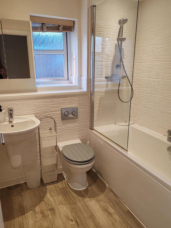 Double room with own bathroom available in Horsham Main Photo
