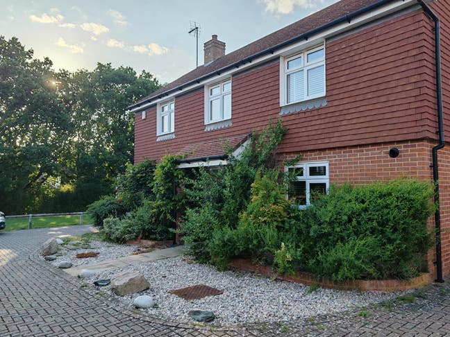 Double room with own bathroom available in Horsham Main Photo