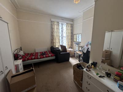 Large Double Room w En-Suite. Central HG Main Photo