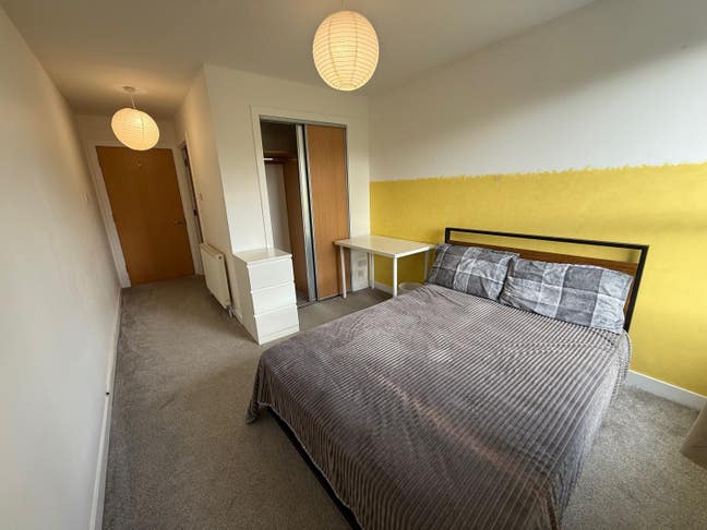 Spacious En-Suite Room for Rent Main Photo