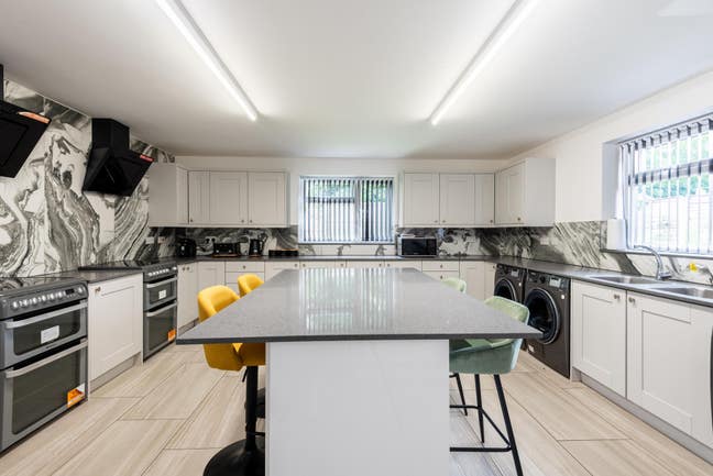 Luxury Studio Apartments Close to Train Station Main Photo