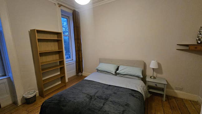 Room in large, bright Ibrox tenement  Main Photo