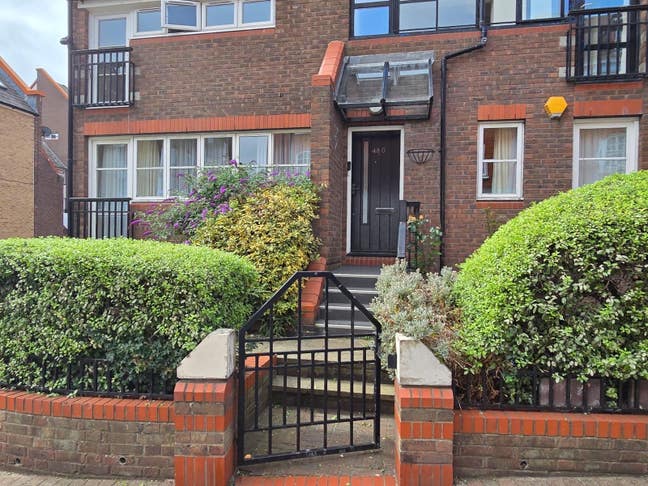  Bright 1 bedroom garden flat with private garage Main Photo