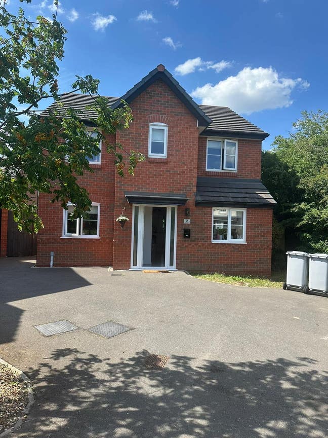 5 Bed Property - All Bills inc  Main Photo