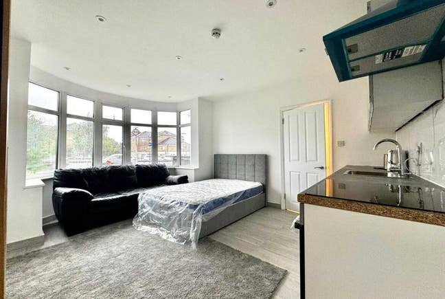  Studio  in  Great  North  Way,  Hendon,  London,  NW4  Main Photo