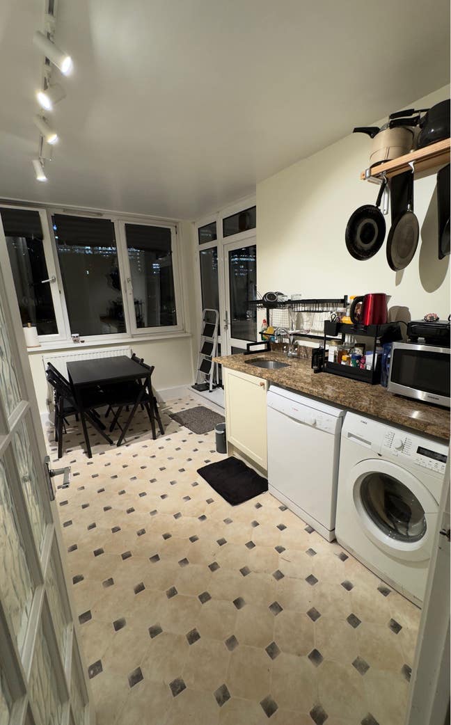2 Rooms Available from 1st Oct–Poplar E14 (Zone 2) Main Photo