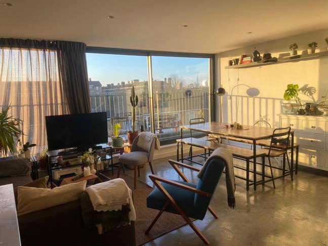 2 Rooms Available in a Beautiful & Friendly Flat Main Photo