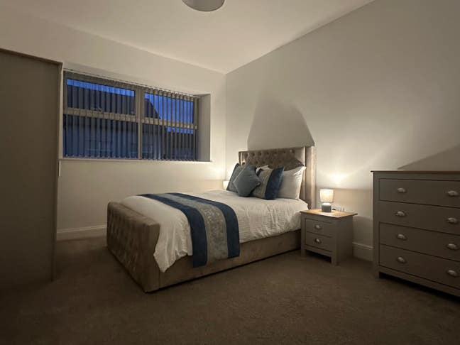 Modern Double Room close to Train Station Main Photo
